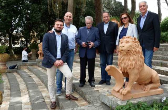 Restaurati i due leoni in terracotta della Villa comunale di Caltagirone, grazie a Lions Club 